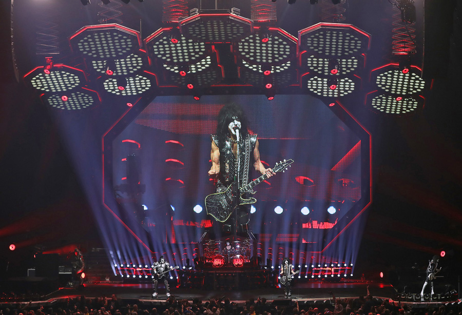 End of the Road with endless turning heads for Kiss World